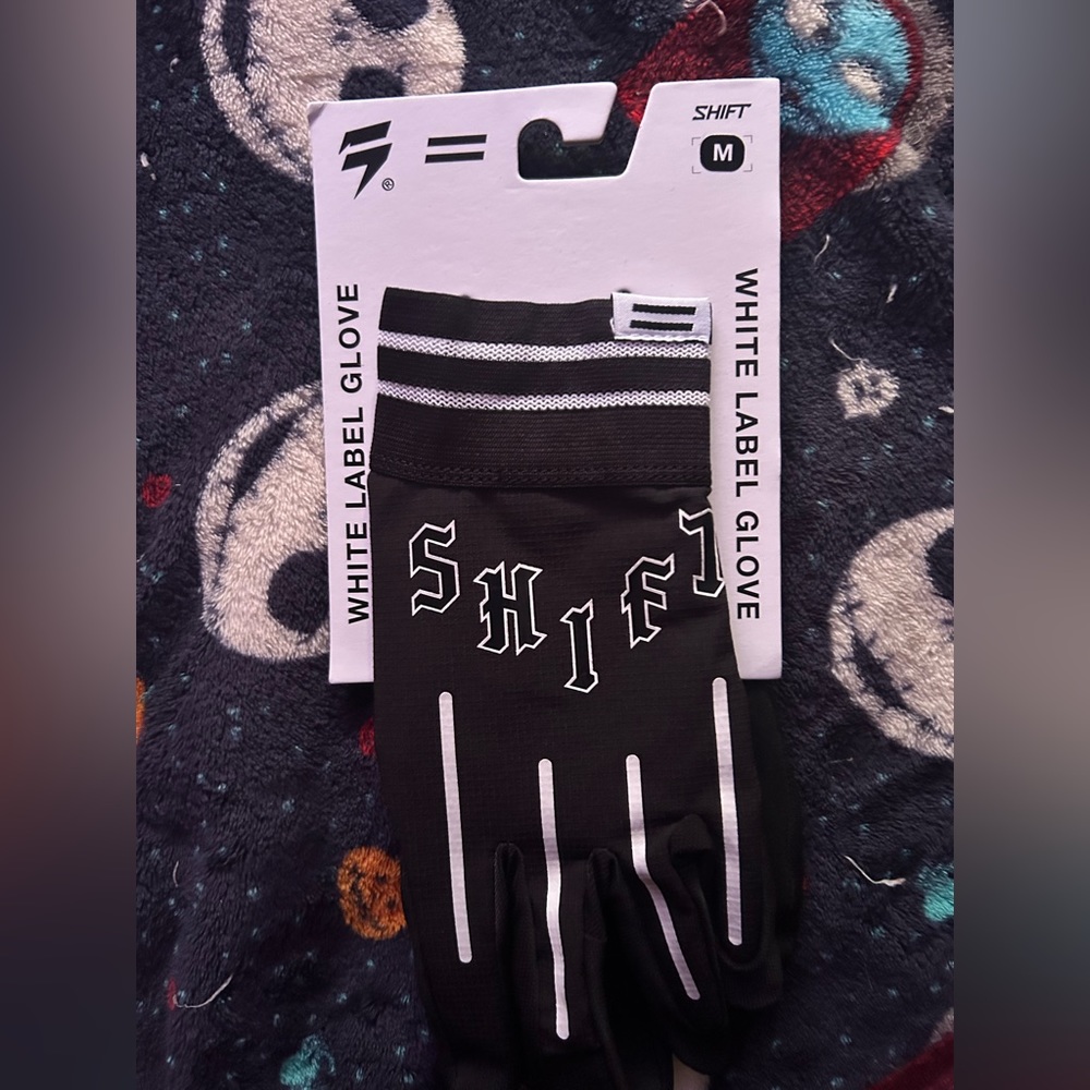 Shift 2022 White Label Gloves - Flare